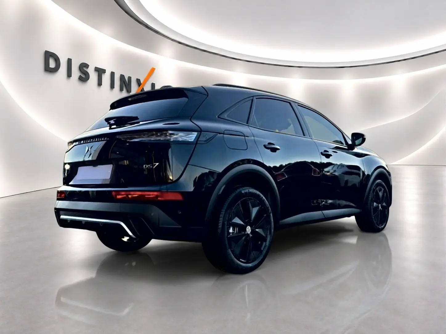 DS7 noir vue 3/4 arrière droit, jantes noires, feux arrière LED et double sortie d’échappement visible.