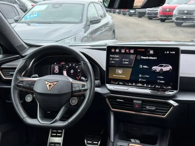 Vue intérieure du tableau de bord et volant du CUPRA Formentor 1.5 eTSI Hybrid 2025 avec écran tactile et finitions noires.