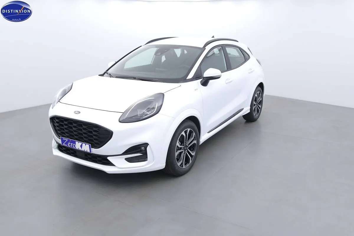 Ford Puma blanc en 3/4 avant droit avec jantes bi-ton et toit noir dans un studio lumineux.