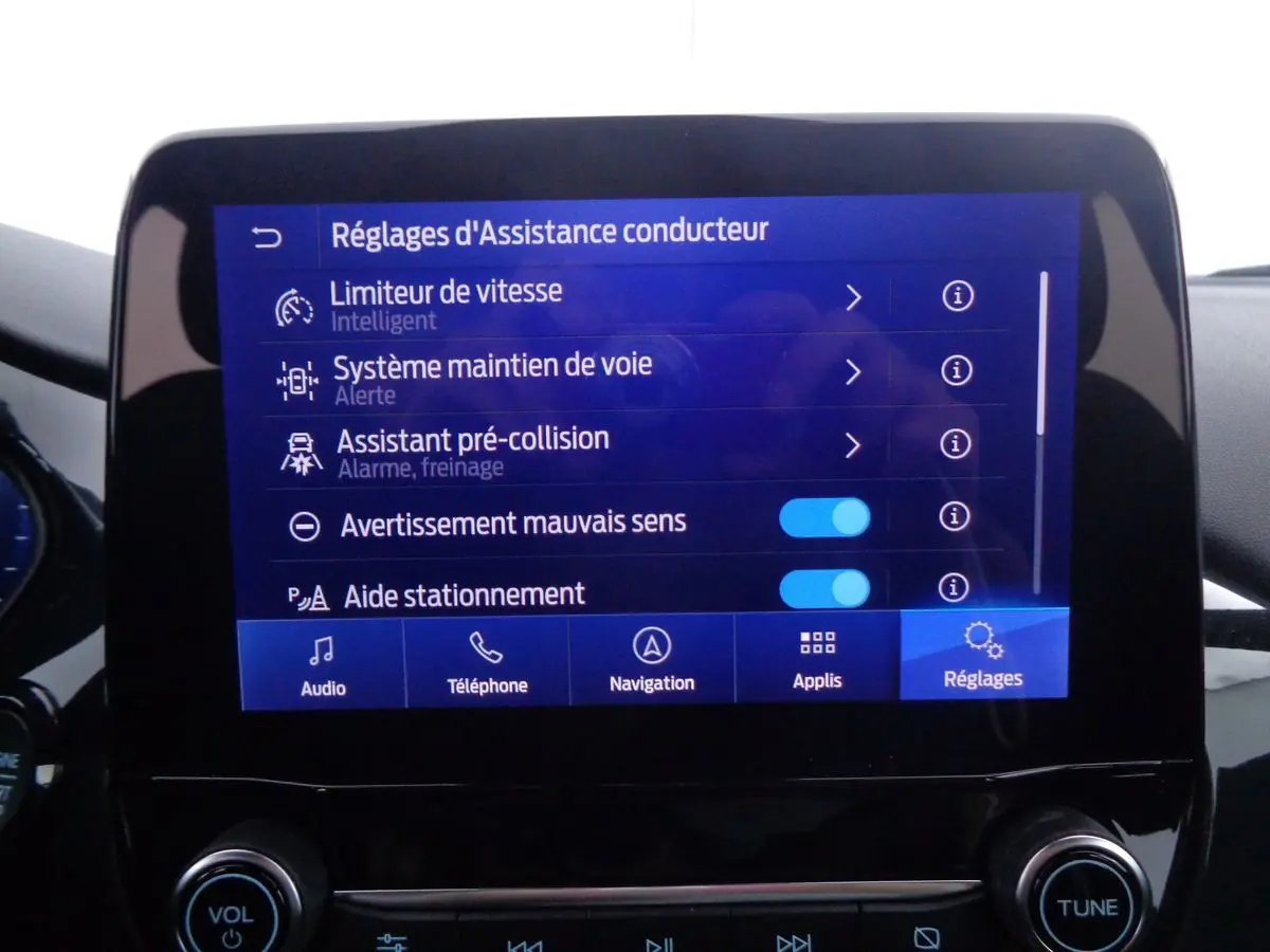 Écran tactile du tableau de bord du Ford Puma 2022 affichant les réglages d’assistance conducteur en mode nuit.