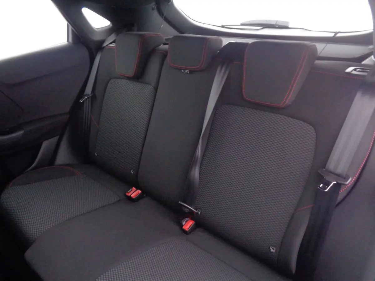 Vue intérieure sur la banquette arrière noire avec surpiqûres rouges du Ford Puma 2022 blanc.