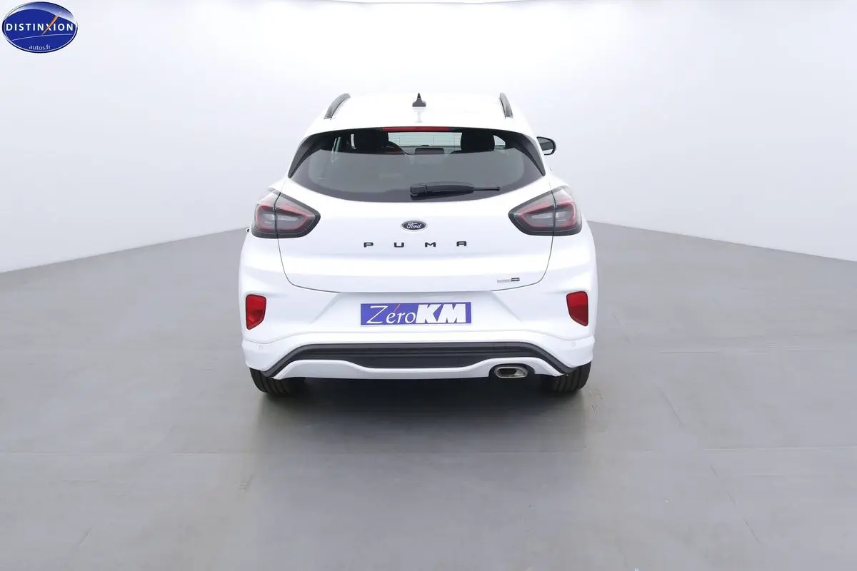 Vue arrière d'un Ford Puma blanc 2022 avec feux arrière foncés et logo Puma bien visible.