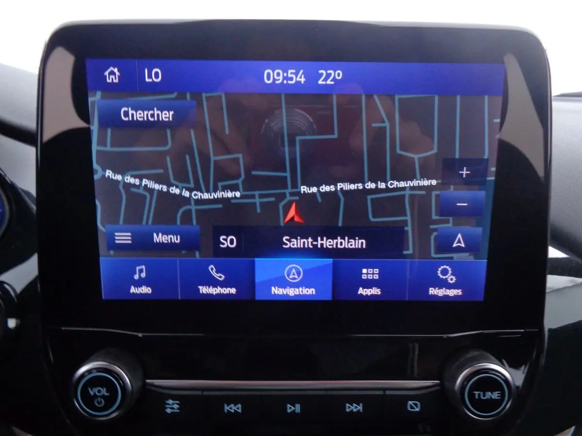 Écran tactile du système de navigation du Ford Puma blanc 2022 affichant une carte et des options multimédias.