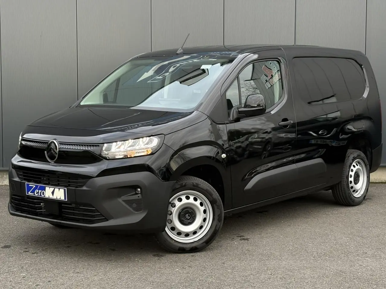 Vue 3/4 avant gauche d'un Citroën Berlingo Van XL noir Perla avec jantes tôles et calandre moderne.