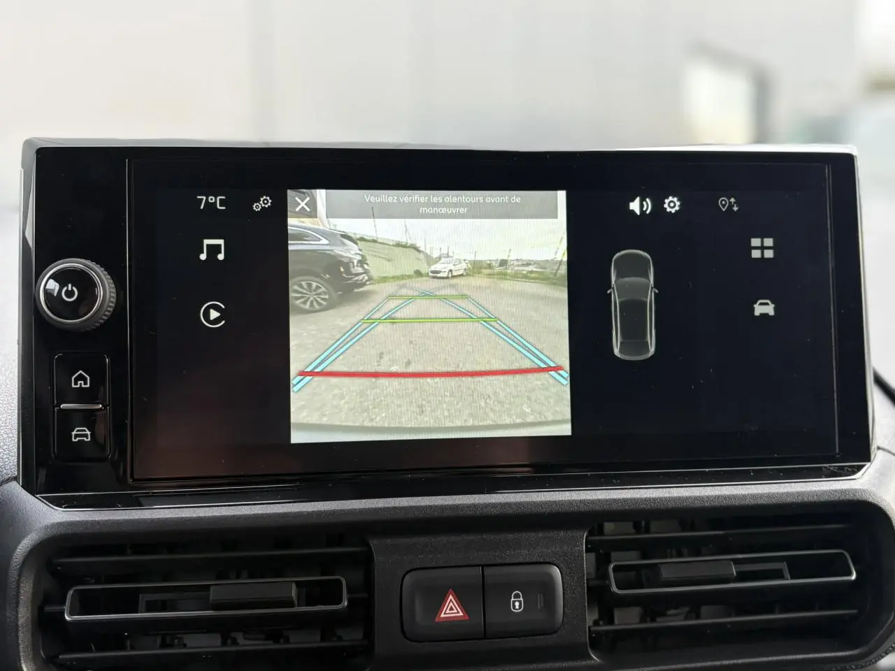 Écran tactile 10 pouces affichant la caméra de recul du Citroën Berlingo Van XL noir Perla, vue intérieure centrale.