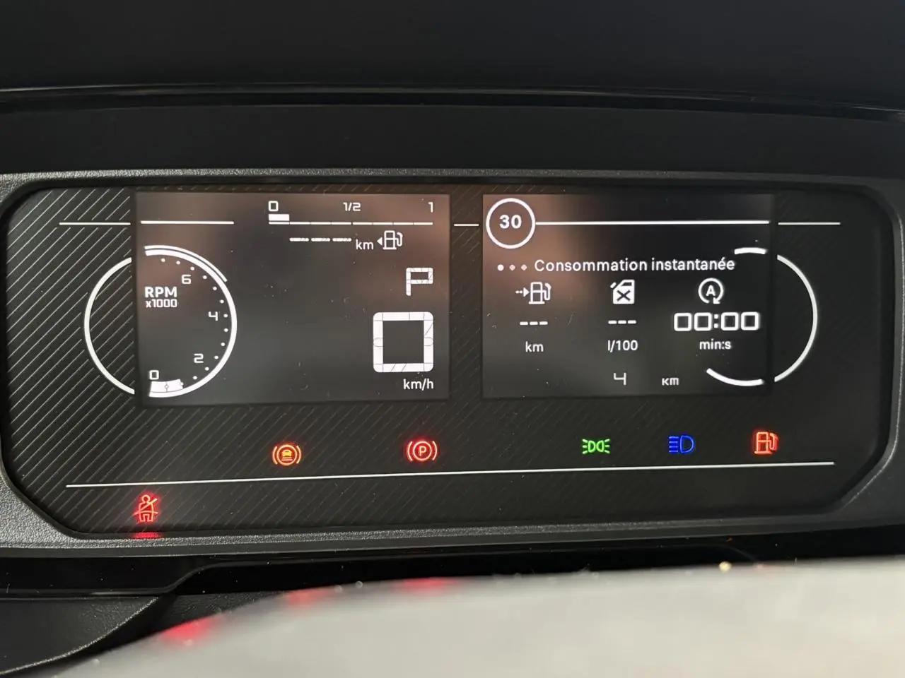 Tableau de bord numérique du Citroën Berlingo Van XL 2025 affichant la consommation et compte-tours, vue frontale rapprochée.
