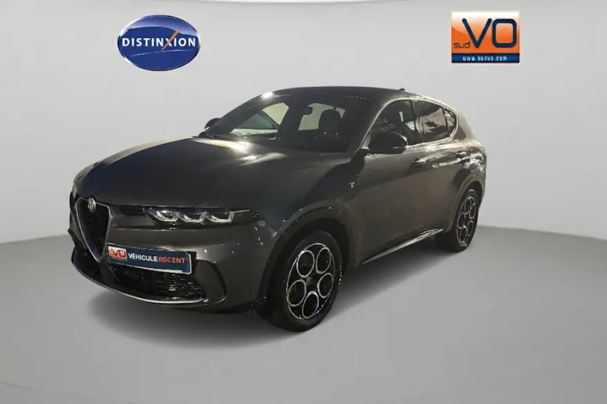 Vue 3/4 avant droite d'une Alfa Romeo Tonale gris métallisé 2023 avec jantes alliage 18 pouces et calandre distinctive.