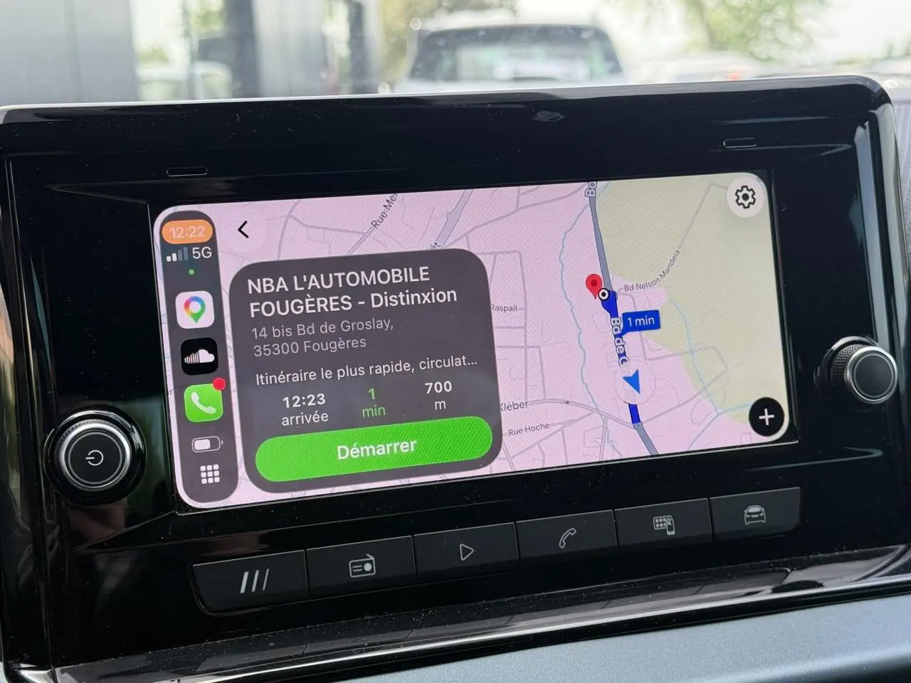 Écran tactile central du SEAT Arona 2025 affichant la navigation avec itinéraire actif.