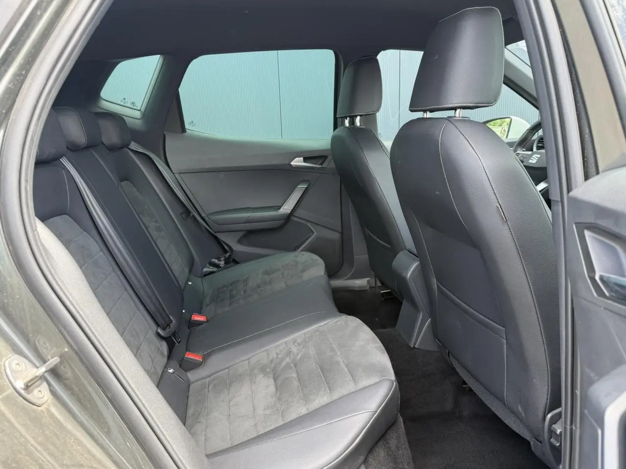 Vue intérieure côté gauche montrant les sièges arrière en cuir-alcantara noir du SEAT Arona Gris Cliff 2025.
