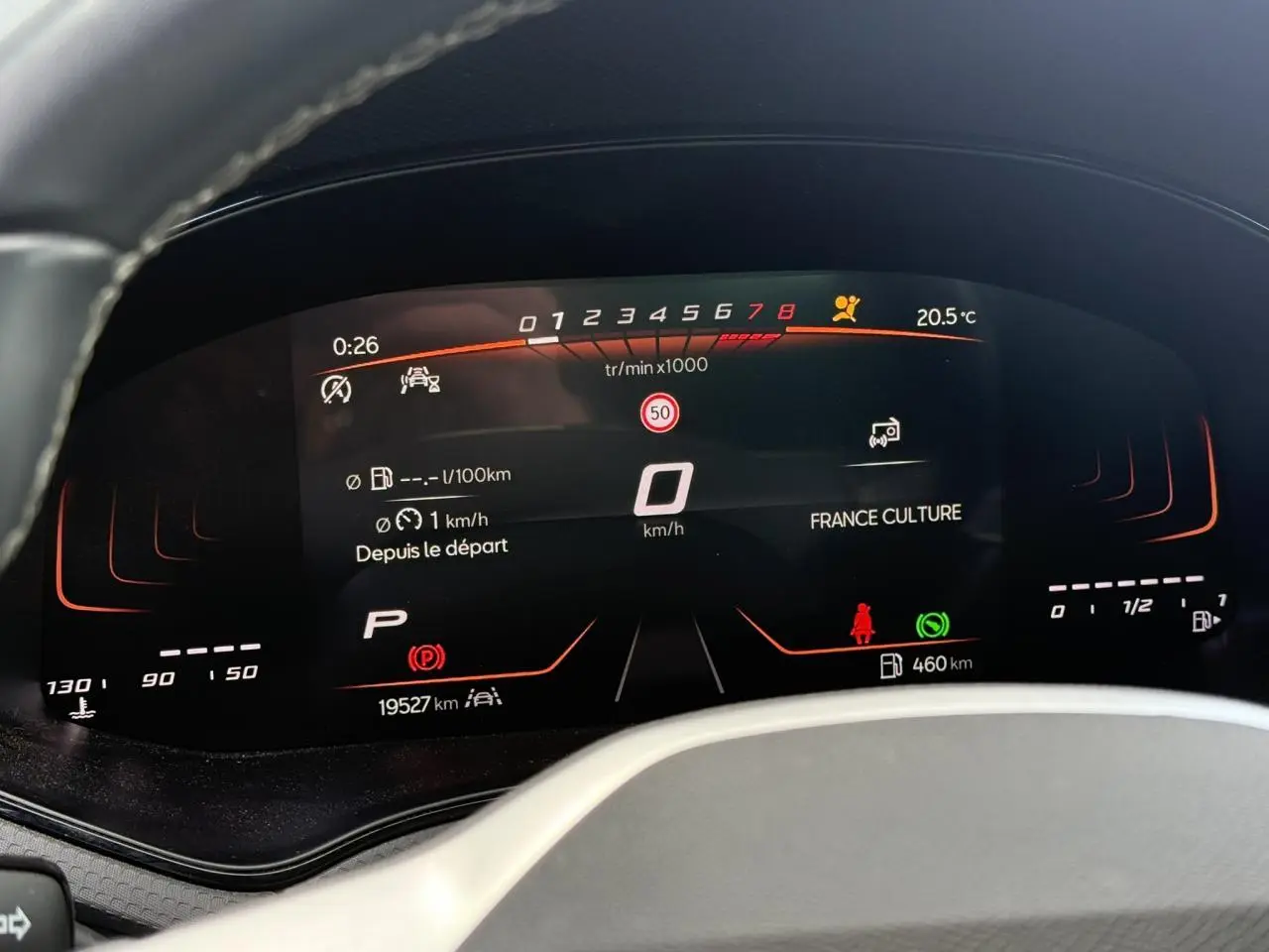 Vue rapprochée du combiné d'instruments digital 8 pouces du SEAT Arona TSI 115 DSG, affichage moderne et clair.