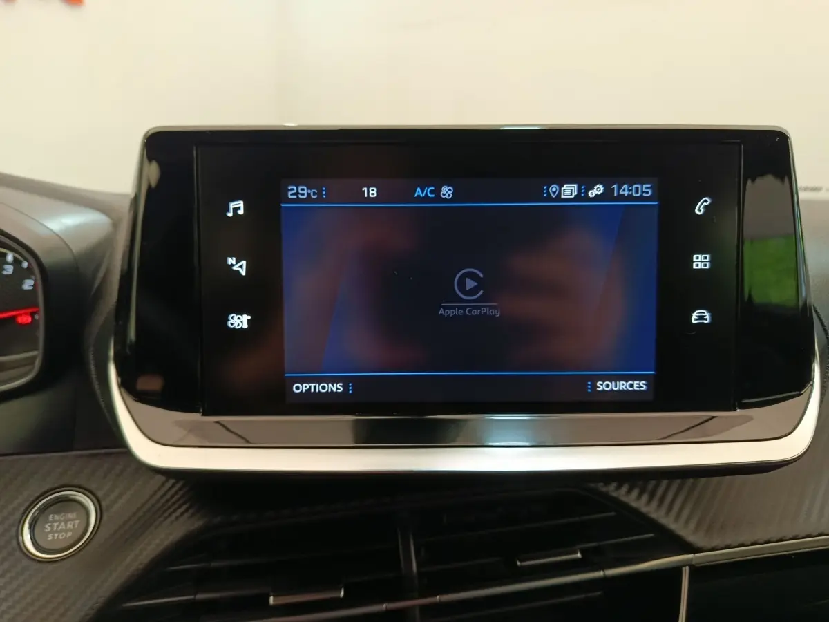 Écran tactile central de la Peugeot 2008 PureTech 100 S&S Allure Pack 2021 avec interface Apple CarPlay.