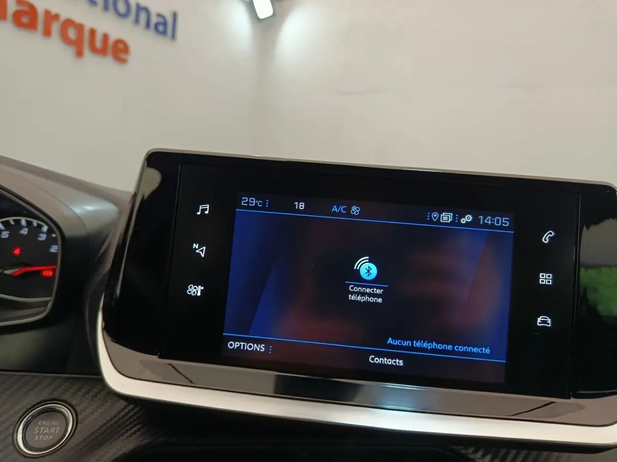 Écran tactile central de la Peugeot 2008 PureTech 100 bleu, affichant la connexion Bluetooth au téléphone.