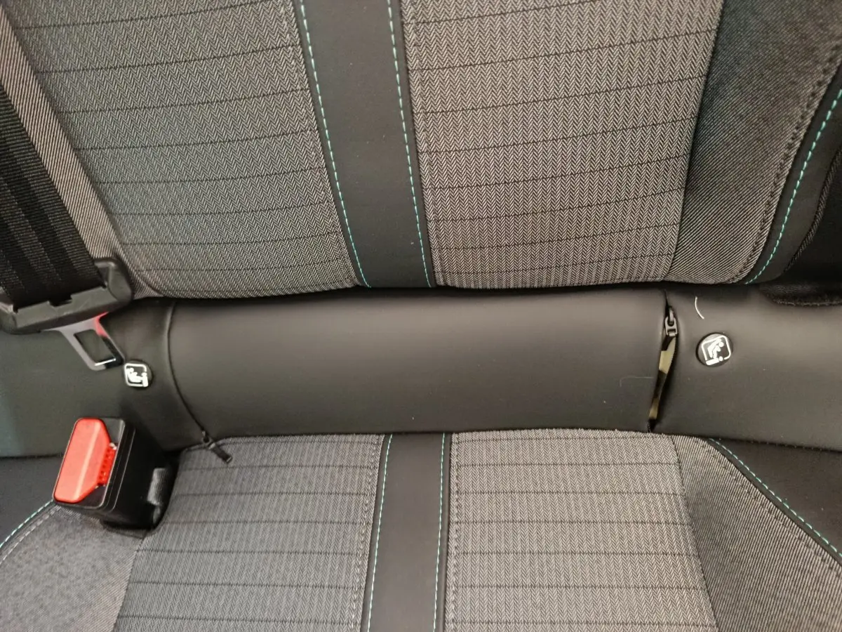 Détail de la banquette arrière grise avec surpiqûres bleues et ceinture de sécurité rouge dans Peugeot 2008 bleu 2021.