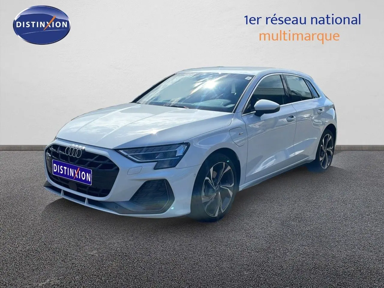 Audi A3 Sportback blanc Ibis vue 3/4 avant droit, avec calandre noire et jantes alliage distinctives.