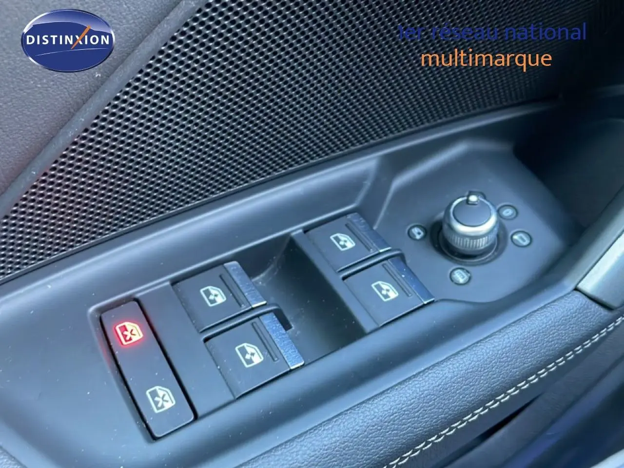 Gros plan sur les commandes des vitres électriques et du réglage des rétroviseurs côté conducteur d'une Audi A3 Sportback blanc Ibis.