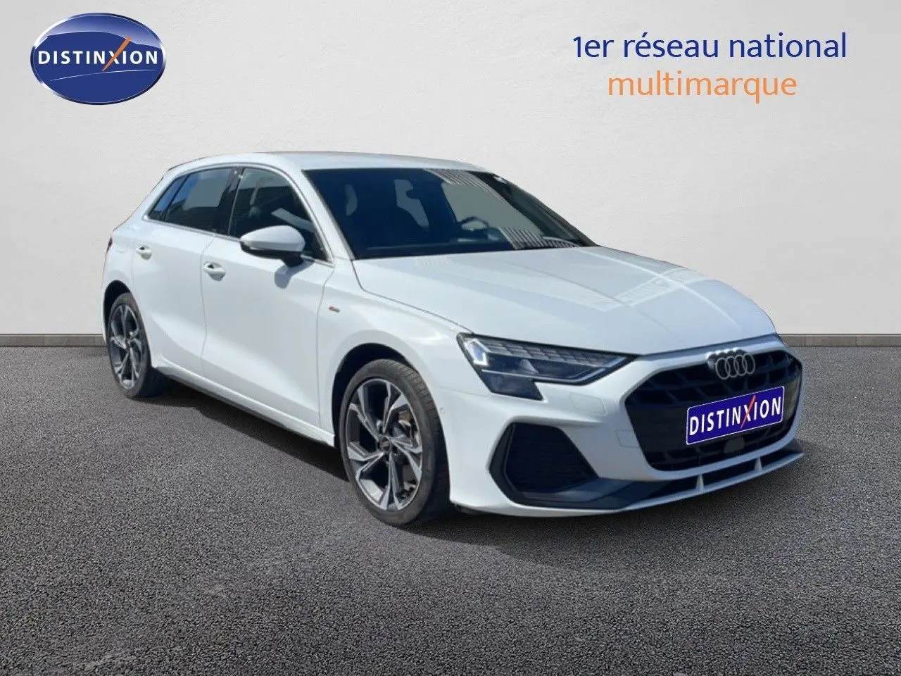 Audi A3 Sportback blanc Ibis en vue 3/4 avant droit, avec jantes alliage et calandre S-Line distinctive.