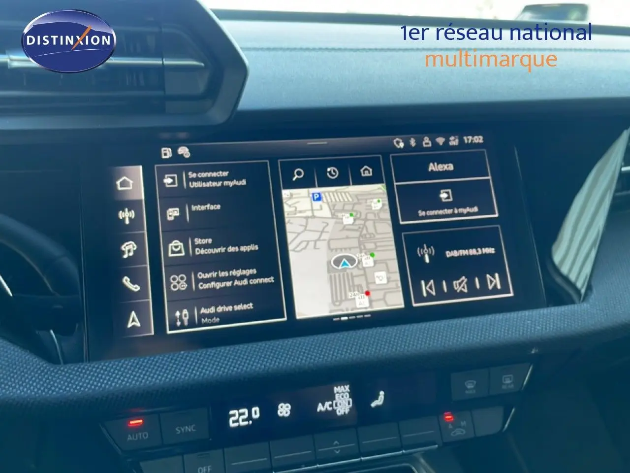 Écran tactile central de l’Audi A3 Sportback blanc Ibis 2025, affichant navigation et commandes multimédia.