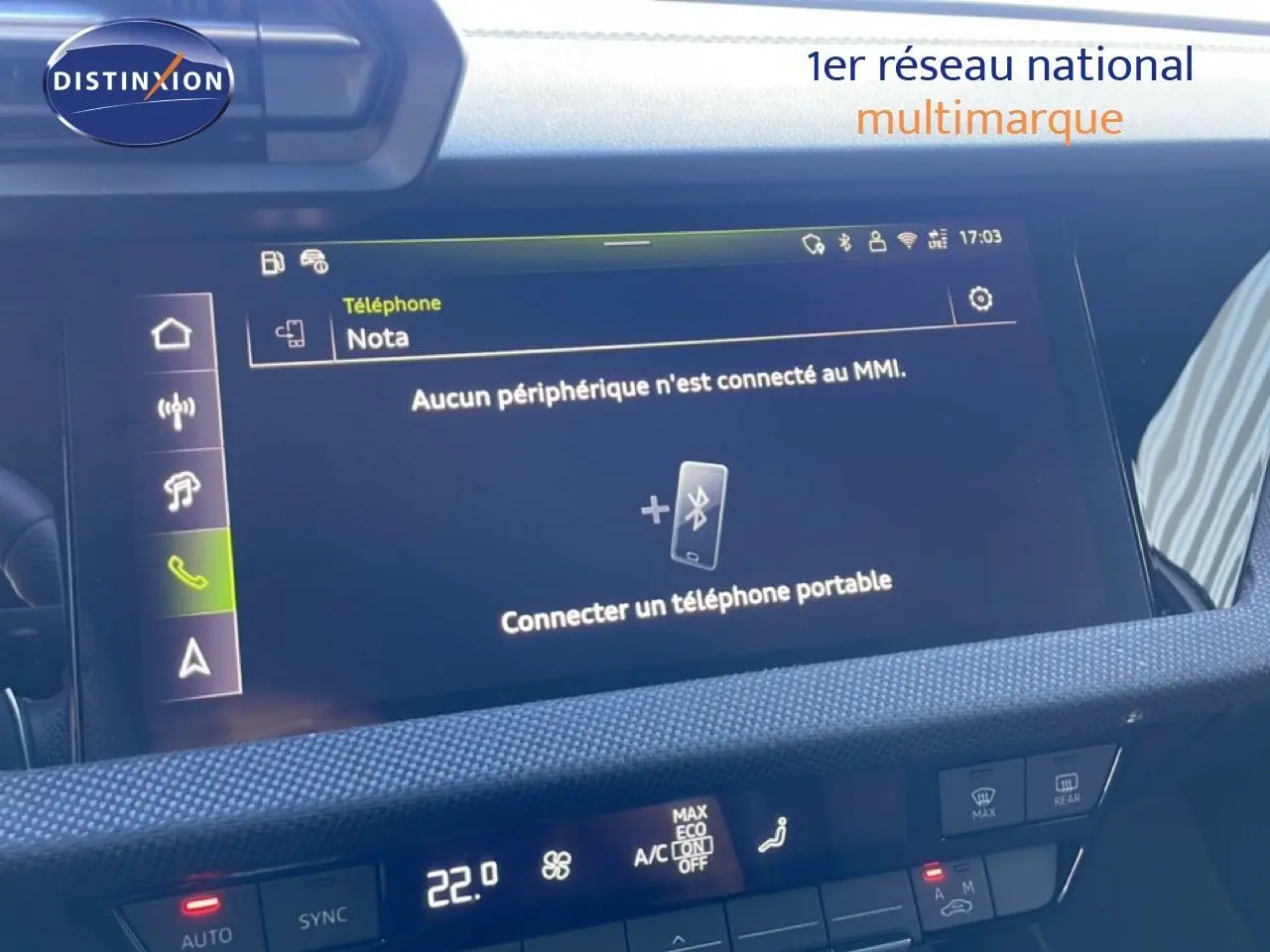 Écran central tactile de l'Audi A3 Sportback 2025 blanc, affichant la connexion Bluetooth au système multimédia.