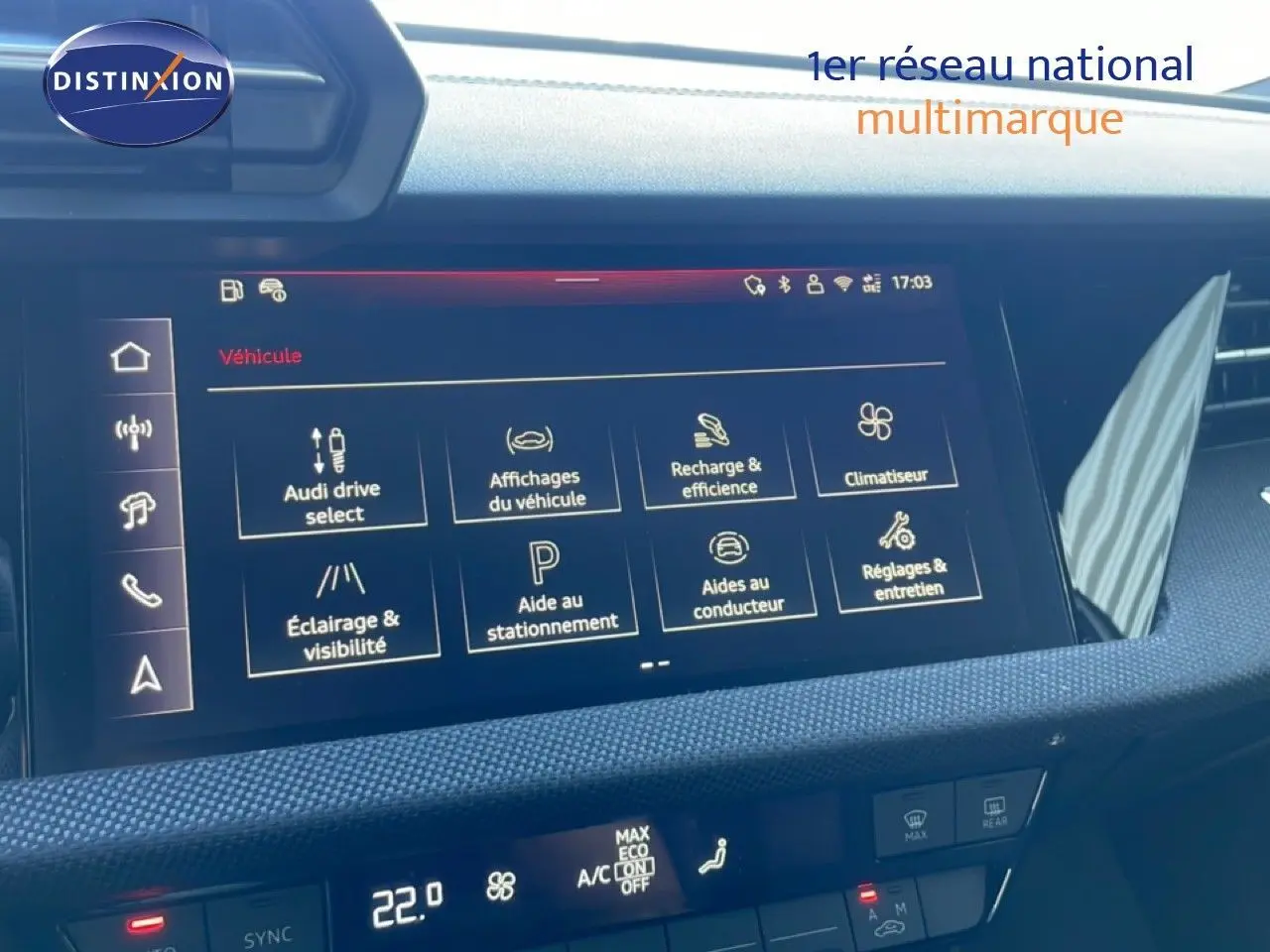 Écran tactile central de l’Audi A3 Sportback blanc Ibis 2025, vue intérieure du tableau de bord moderne.