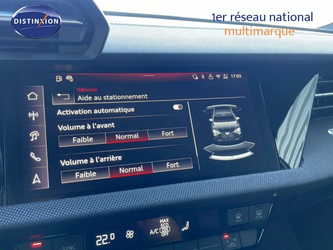 Vue rapprochée de l’écran tactile intérieur de l’Audi A3 Sportback 2025 affichant l’aide au stationnement.