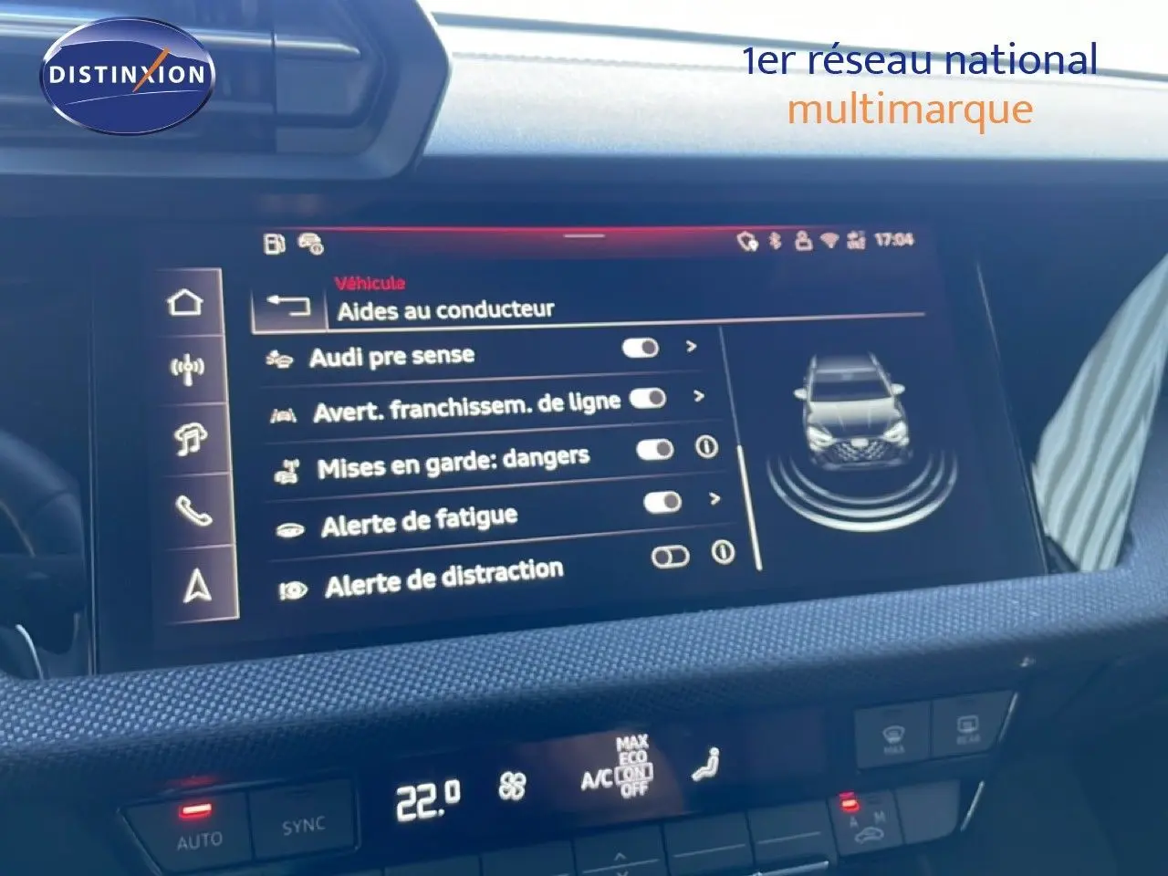 Vue rapprochée de l’écran tactile intérieur de l’Audi A3 Sportback 2025 blanc ibis, affichant les aides à la conduite.