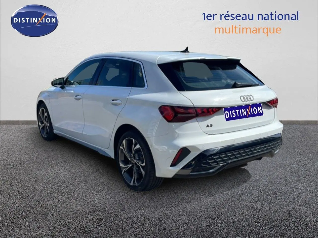 Audi A3 Sportback blanc Ibis vue 3/4 arrière droit, hybride rechargeable avec jantes alliage distinctives.
