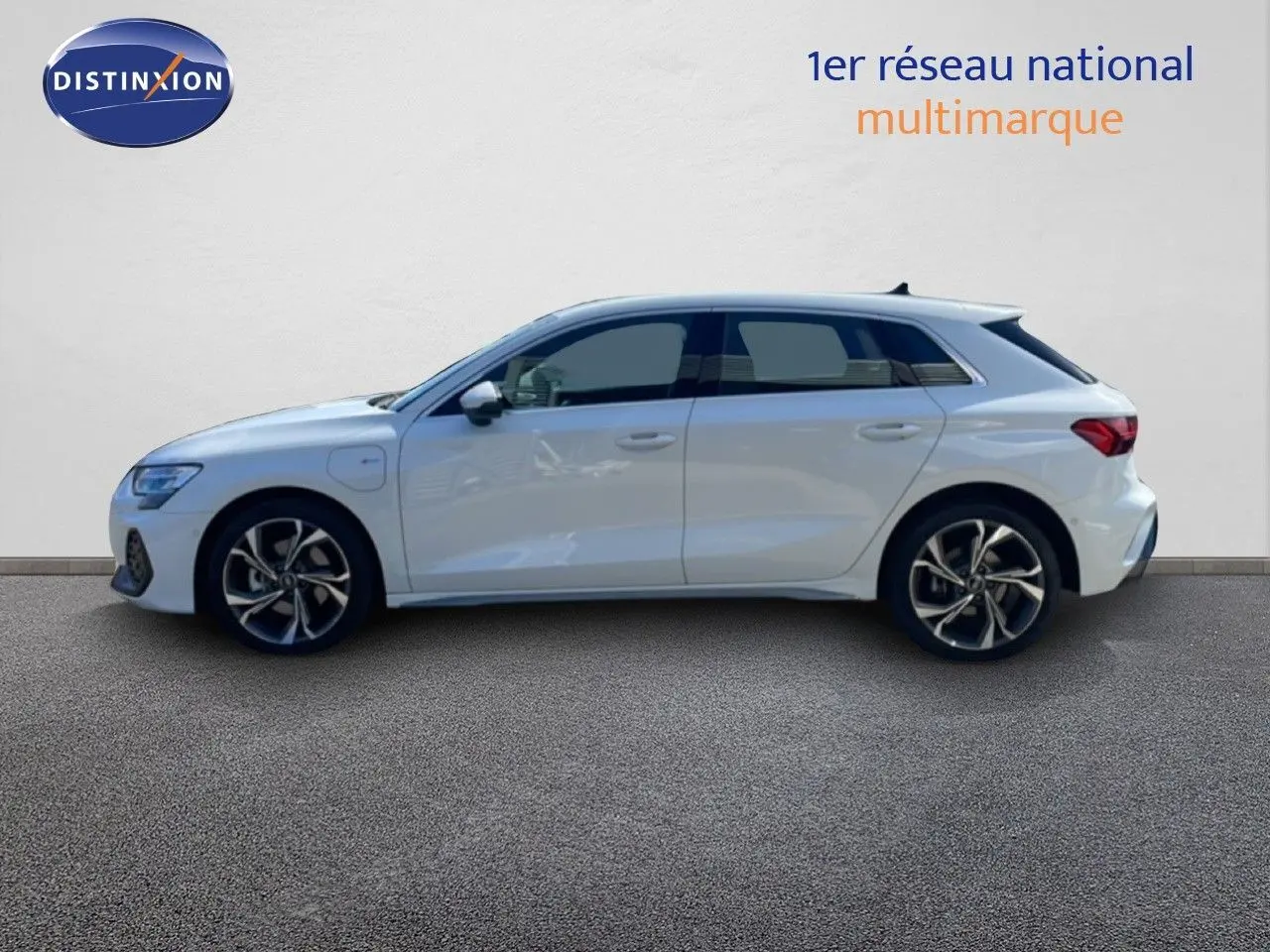 Profil droit d'une Audi A3 Sportback 40 TFSIe blanche Ibis, hybride rechargeable, avec jantes alliage et vitres teintées.