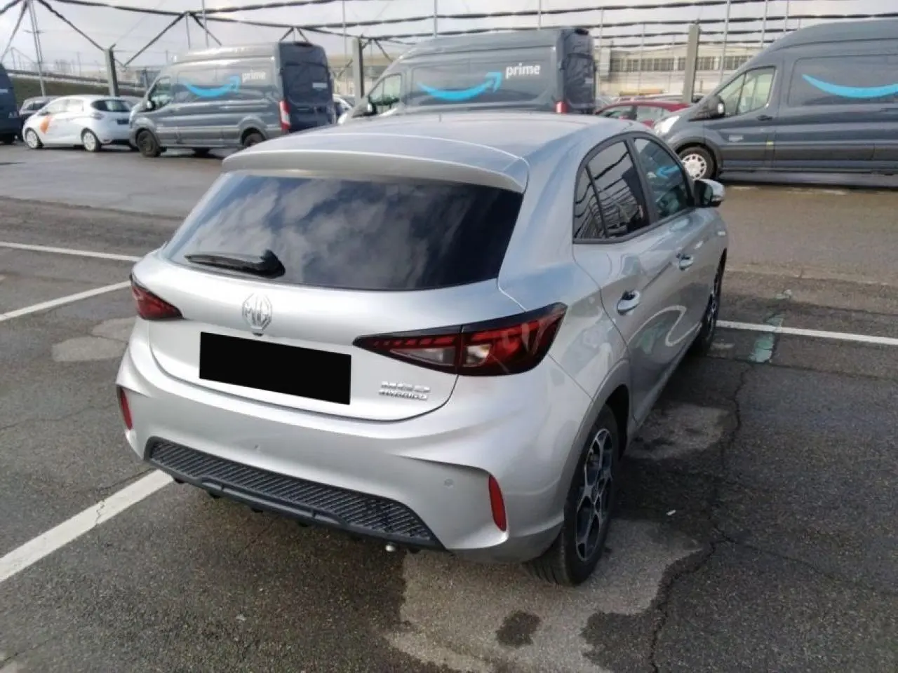 Vue 3/4 arrière droite de la MG3 1.5 Hybrid+ 195 Luxury argent avec vitres surteintées et jantes alliage 16 pouces.