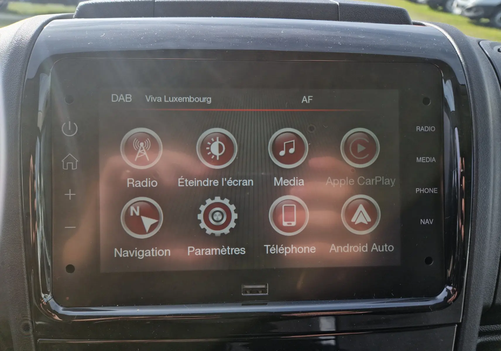 Écran tactile central du Citroën Jumper L3H3 2023 affichant les options radio, navigation et médias.