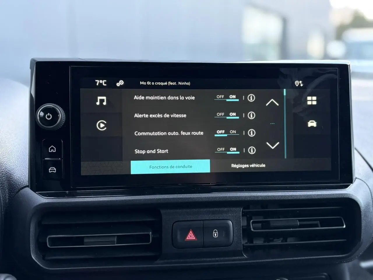 Écran tactile central du tableau de bord du Citroën Berlingo 2025 affichant les réglages d’aides à la conduite.