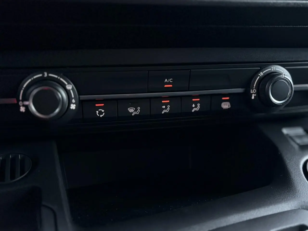 Gros plan sur la console de climatisation du Citroën Berlingo Van XL 2025 avec commandes rotatives et boutons lumineux rouges.