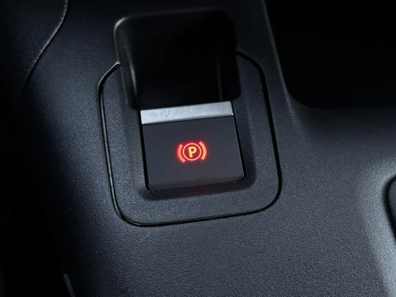 Gros plan sur le bouton de frein de stationnement électrique allumé dans le CITROEN Berlingo Van XL 2025 gris Artense