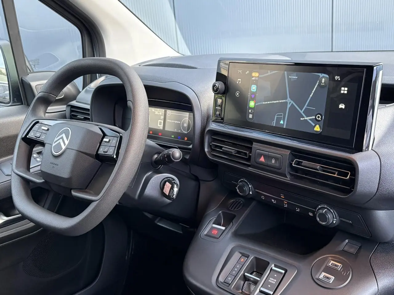 Vue intérieure du tableau de bord du Citroën Berlingo Van XL 2025 avec écran tactile et volant multifonctions noir.