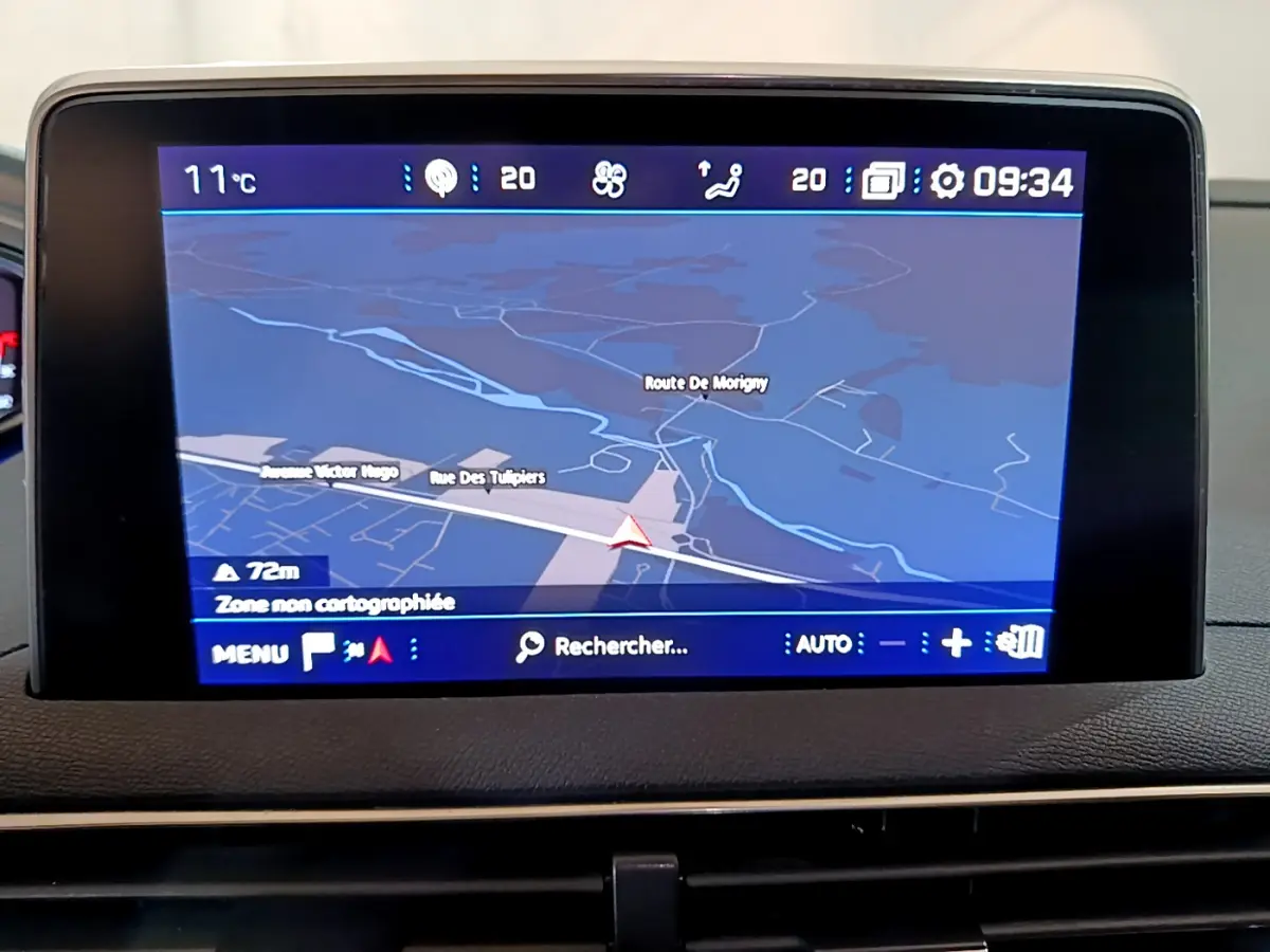 Écran tactile 8 pouces du tableau de bord du Peugeot 5008 gris clair affichant la navigation GPS en mode nuit