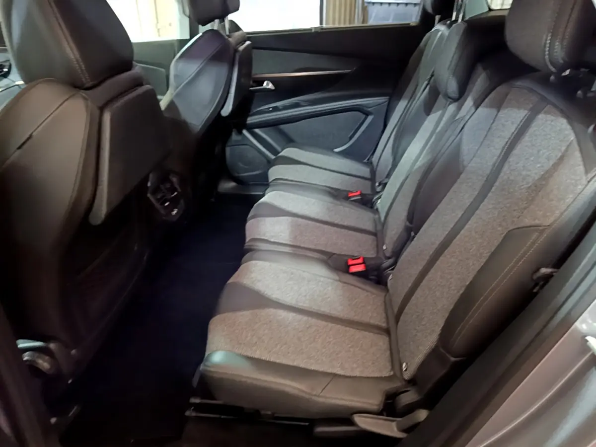 Vue intérieure côté droit sur la banquette arrière gris clair et noir du Peugeot 5008 Allure 2020 avec sièges tissu et cuir.