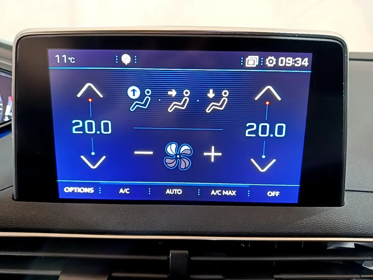 Écran tactile central du tableau de bord du Peugeot 5008 gris clair affichant la climatisation à 20°C en mode automatique.