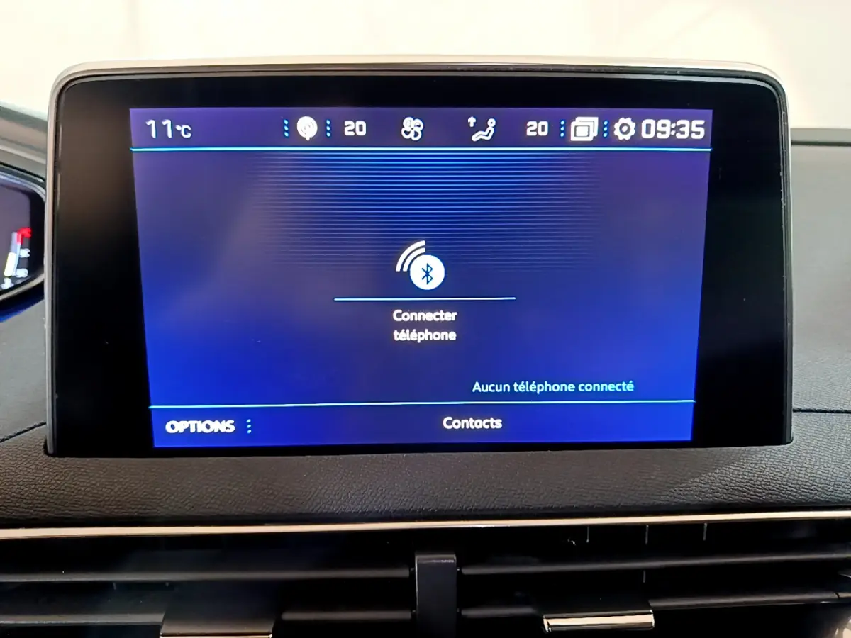 Écran tactile central affichant la connexion Bluetooth dans l'habitacle du Peugeot 5008 gris clair, version 2020 Allure.