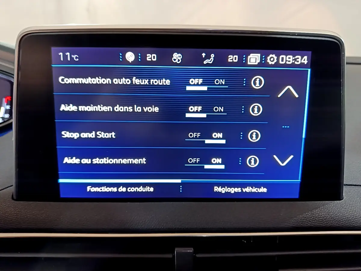 Écran tactile central du tableau de bord du Peugeot 5008 gris clair affichant les réglages d'aides à la conduite.