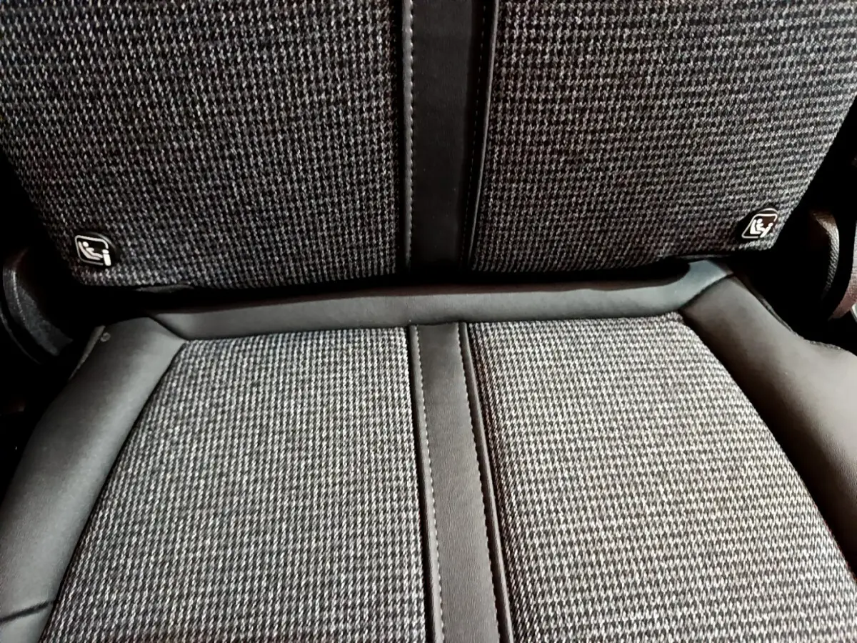 Gros plan sur la sellerie tissu gris à motifs pied-de-poule avec surpiqûres du siège arrière du Peugeot 5008 2020.
