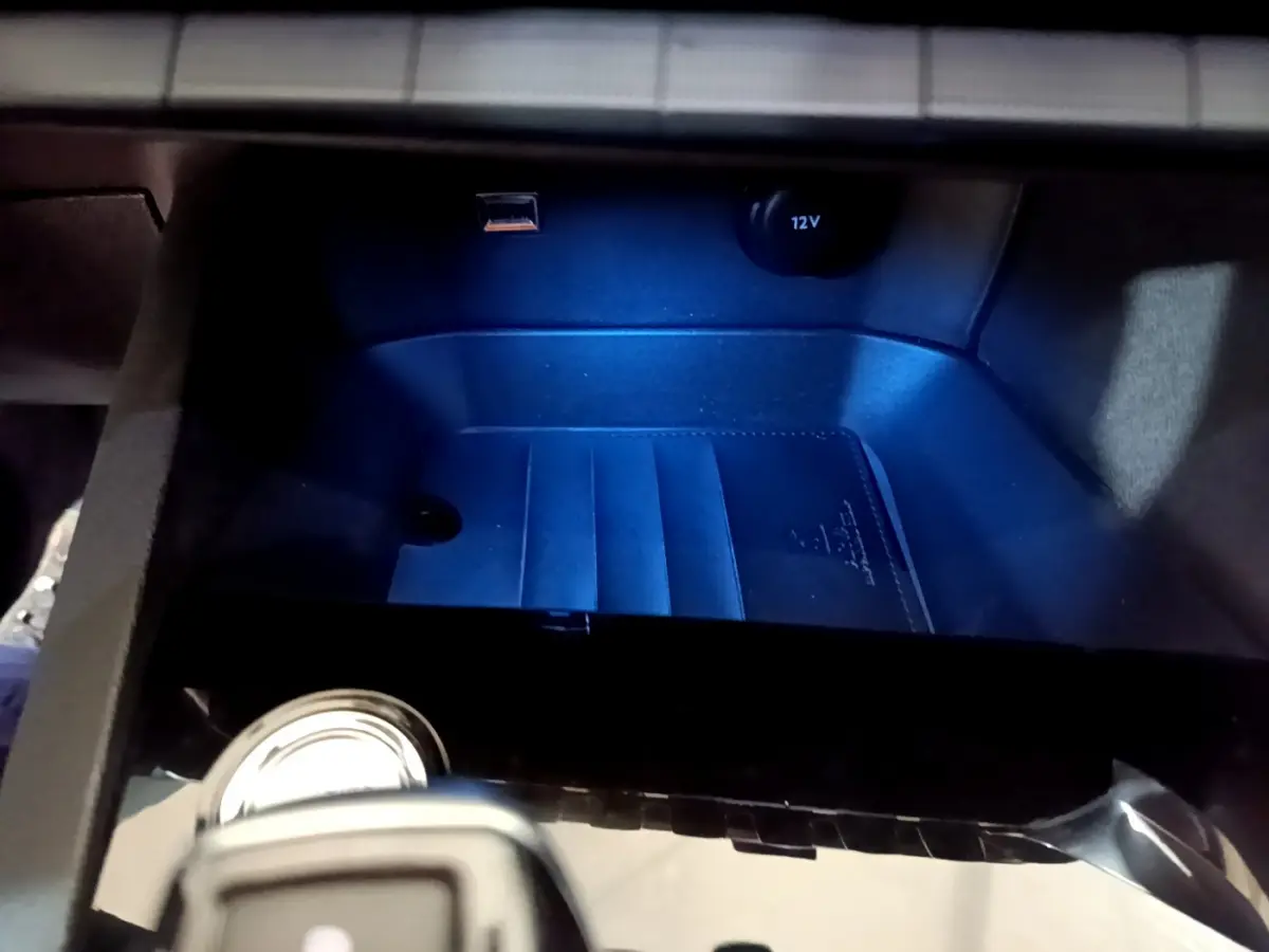 Gros plan sur la prise 12V et port USB dans le rangement central du Peugeot 5008 gris clair Puretech 2020