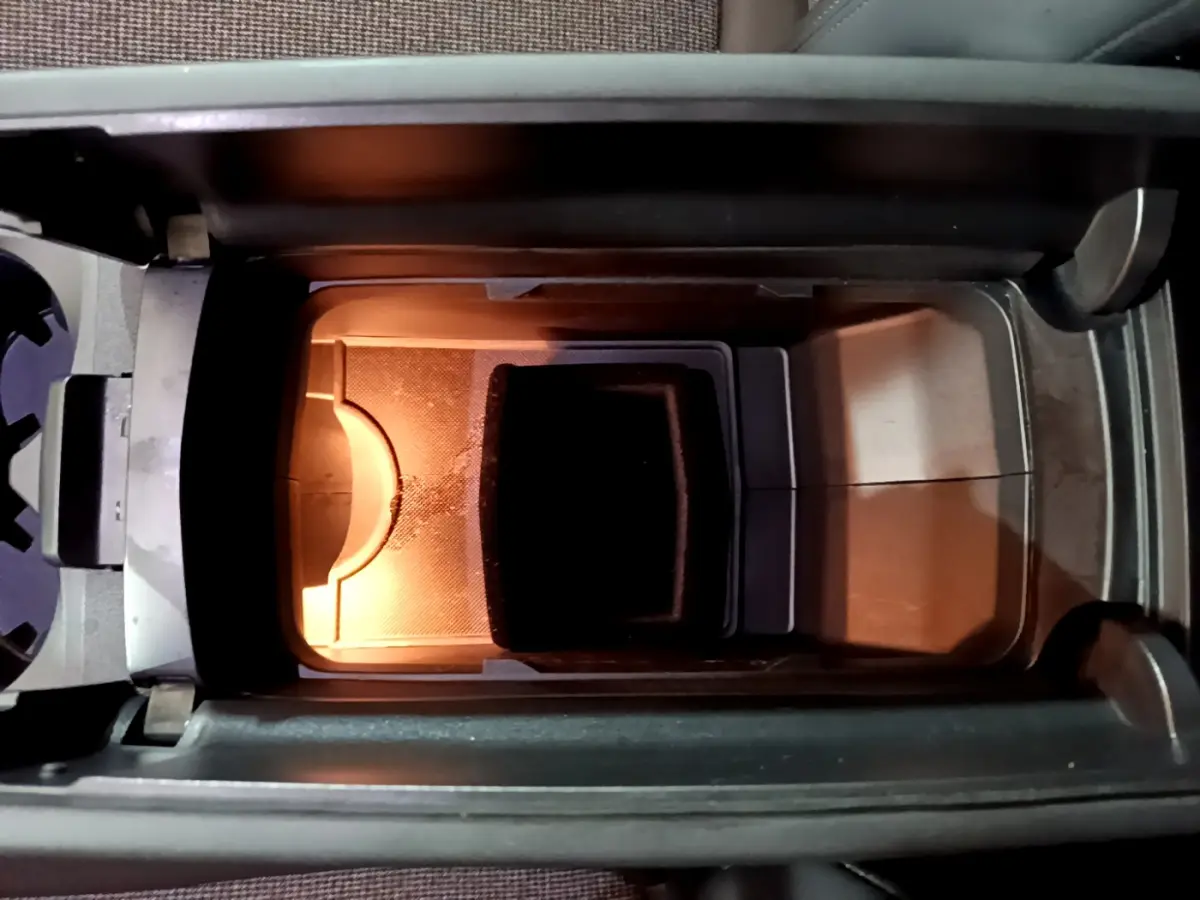 Vue plongeante sur le rangement central intérieur éclairé du Peugeot 5008 gris clair, version Puretech 130 S&S EAT8 Allure.