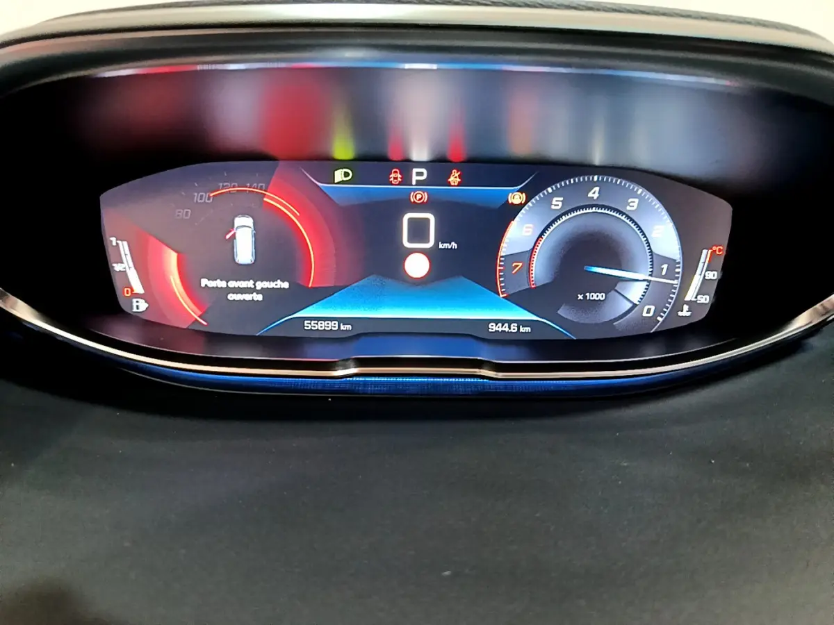 Affichage numérique du tableau de bord du Peugeot 5008 gris clair, indiquant porte avant gauche ouverte et vitesse 0 km/h.