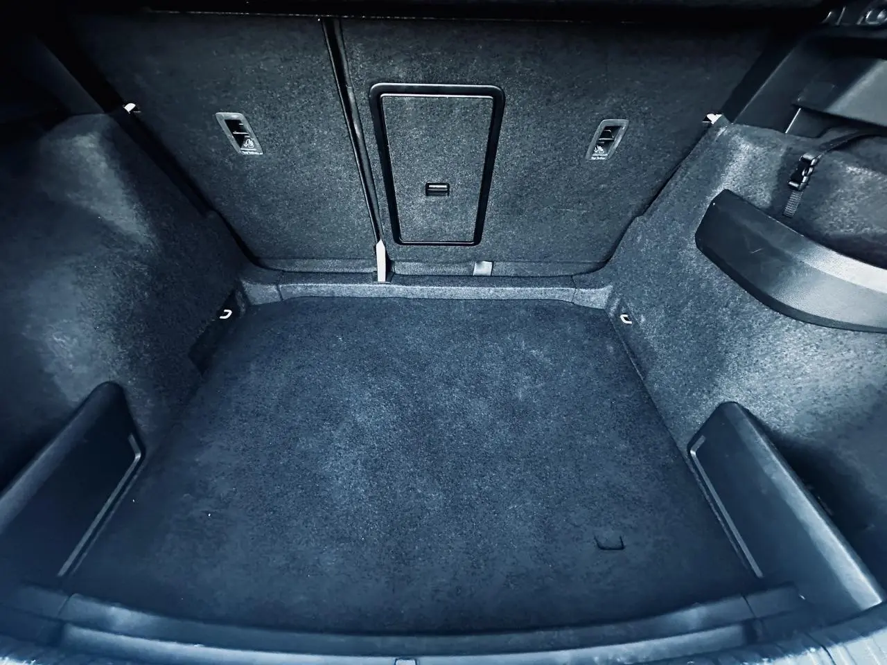 Vue intérieure du coffre spacieux et tapissé en noir du Skoda Karoq 2024 version 2.0 TDI Selection.