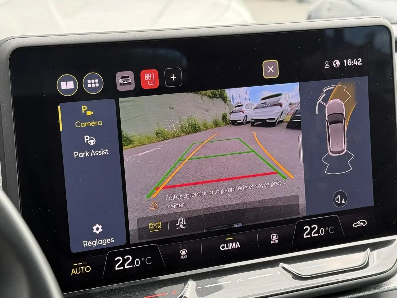 Écran tactile intérieur montrant la caméra de recul et l’assistance au stationnement du SEAT Leon noir Minuit.