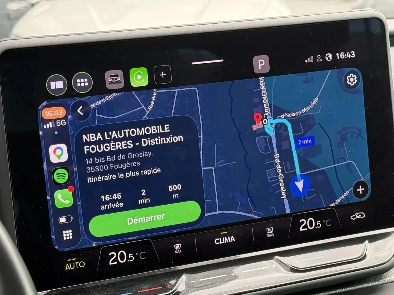 Écran tactile central affichant la navigation GPS dans l’habitacle d’une SEAT LEON 2.0 TDI noir Minuit.
