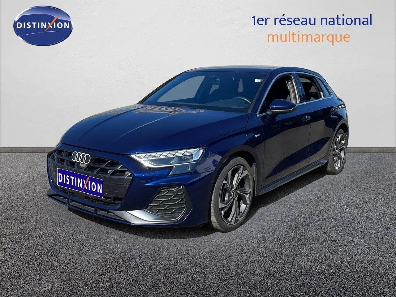 Audi A3 Sportback bleu Navarre métal en 3/4 avant, mettant en valeur ses phares LED et jantes alliage distinctives.