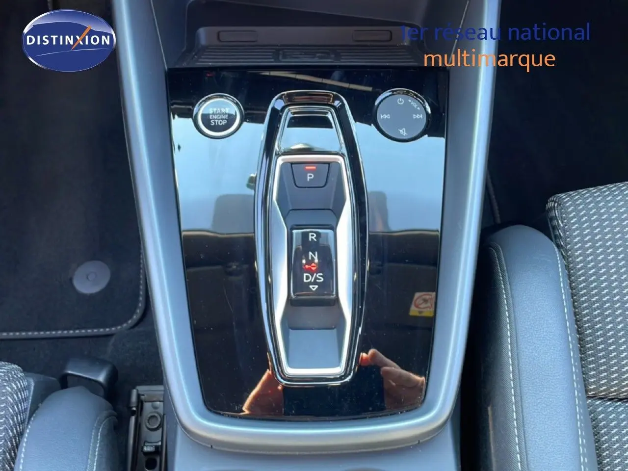 Gros plan sur la console centrale noire brillante avec levier de vitesses automatique de l'Audi A3 Sportback 2025.