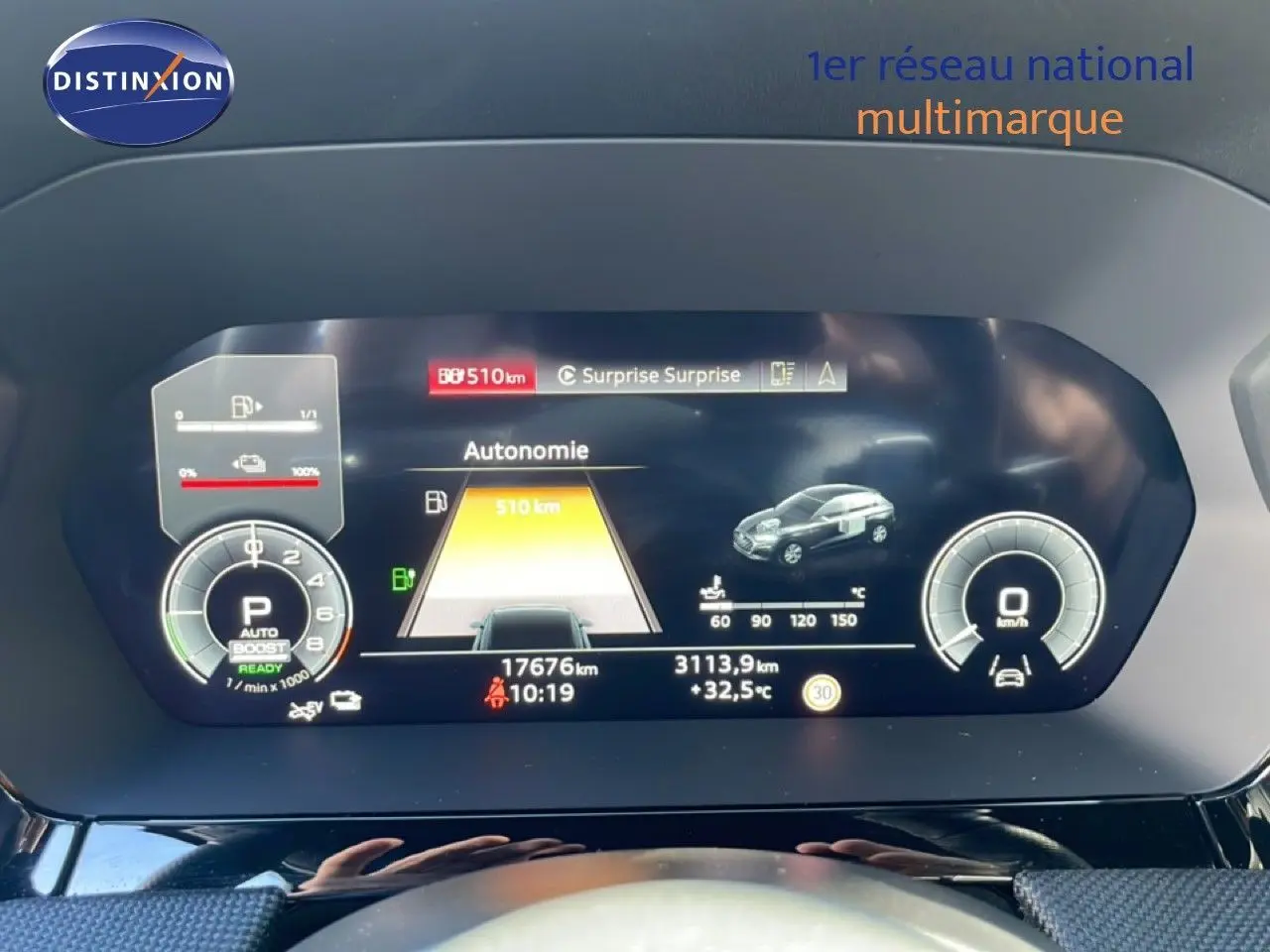Tableau de bord numérique de l'Audi A3 Sportback 40 TFSIe, affichant autonomie et compteurs, vue intérieure frontale.