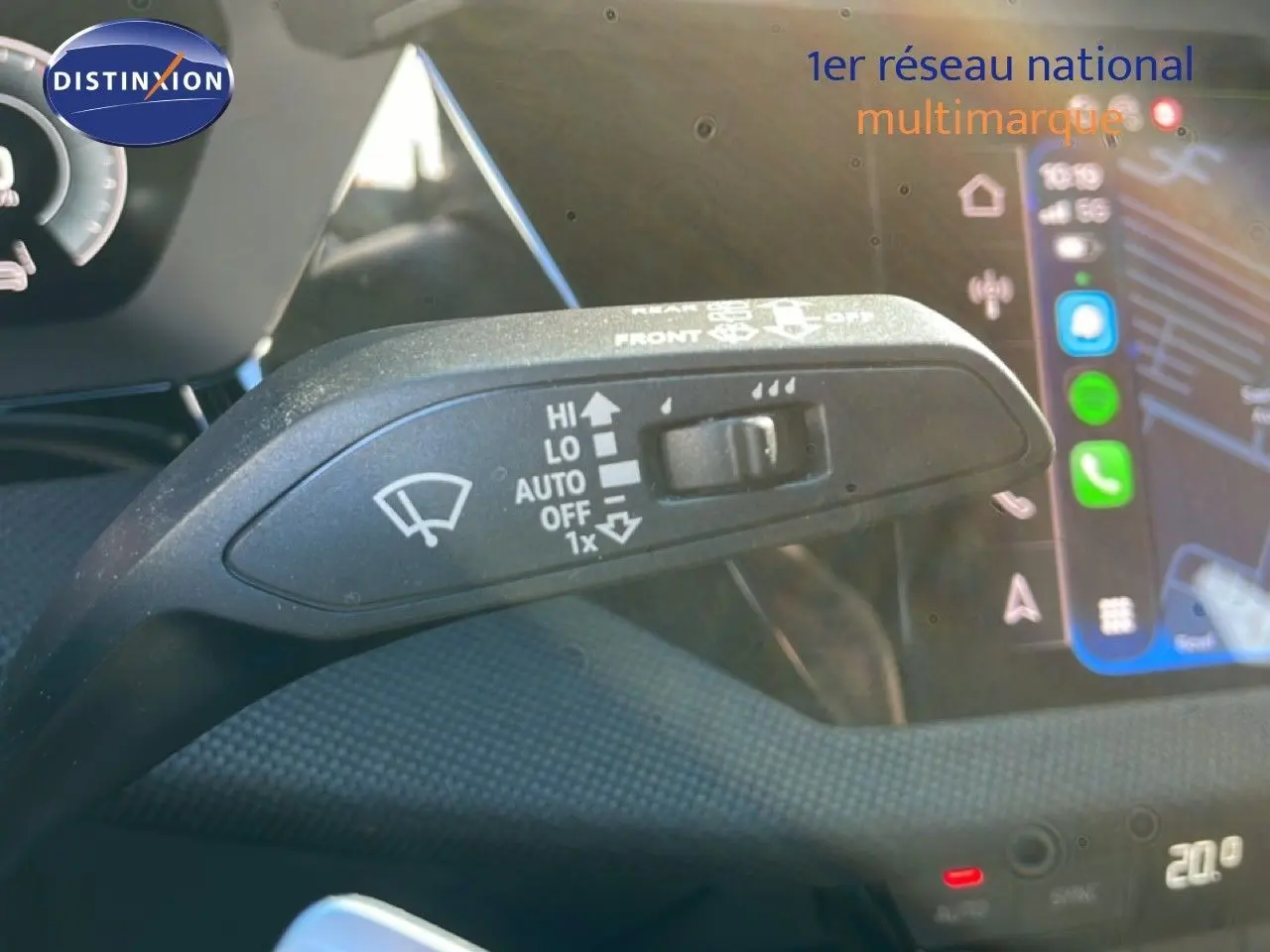Gros plan sur la commande d’essuie-glace à gauche du volant dans l’habitacle de l’Audi A3 Sportback bleu Navarre 2025.