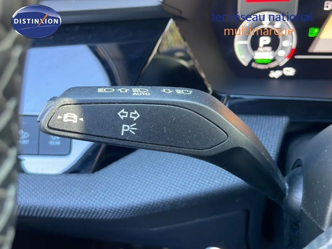 Gros plan sur la commande de clignotant à gauche dans l’habitacle de l’Audi A3 Sportback bleu Navarre 2025.